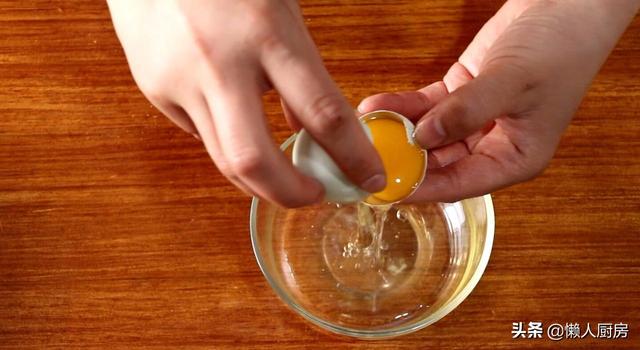 包粽子的咸蛋黄不用买了，这是咸鸭蛋最简单的做法，一天就能流油