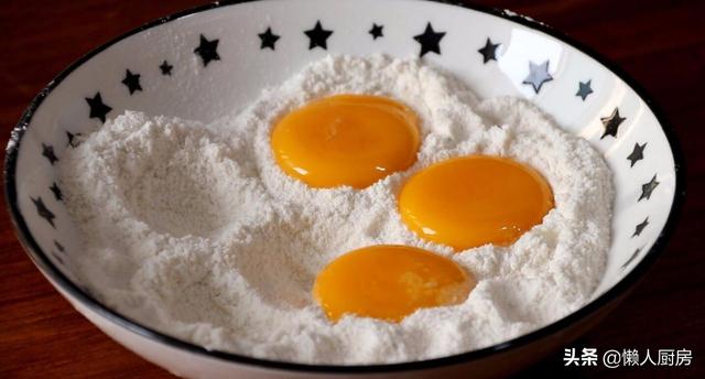 包粽子的咸蛋黄不用买了，这是咸鸭蛋最简单的做法，一天就能流油
